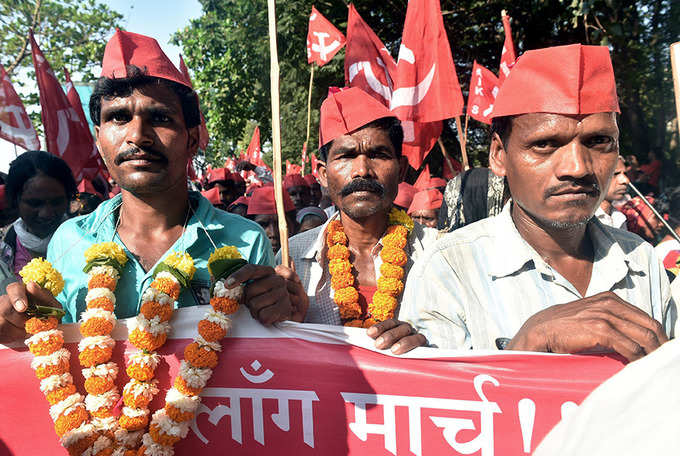 Thousands of farmers protest in Mumbai