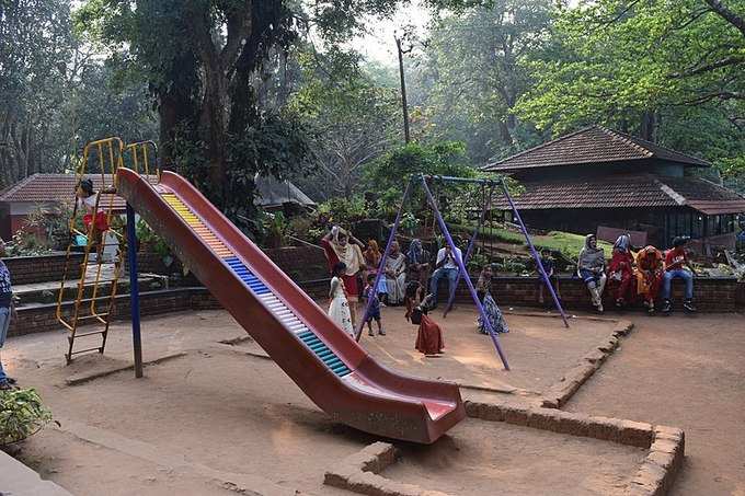 ​ಪ್ರವಾಸಿಗರಿಗೆ ಕುಳಿತುಕೊಳ್ಳಲು ಬೆಂಚುಗಳಿವೆ