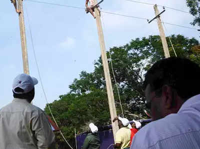 वाहन की टक्कर से ट्रांसफॉर्मर गिरा, 50 घरों की गुल हुई बिजली