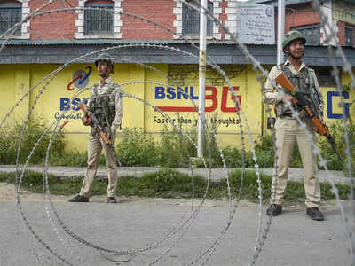 बहाल होने के कुछ घंटे बाद ही जम्मू-कश्मीर में फिर ऐहतियातन बंद किया गया इंटरनेट