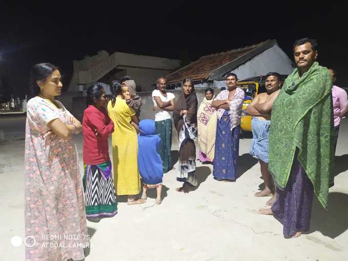 భయంతో ఇళ్ల నుంచి బయటకు వచ్చిన ప్రజలు