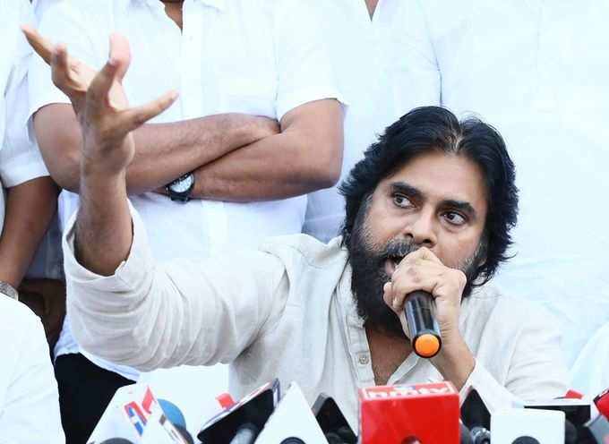 వాళ్ల చేతుల్లో కీలుబొమ్మ పవన్.. ఎవరో రాసిచ్చిన స్క్రిప్ట్ చదువుతూ..