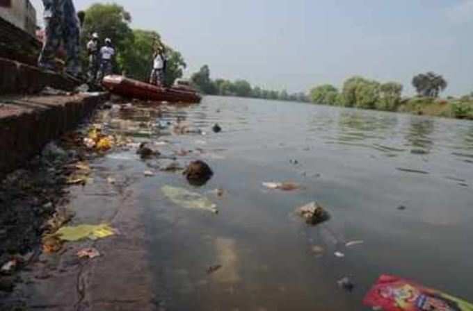 ઔદ્યોગિક કચરાએ નદીને કરી પ્રદૂષિત