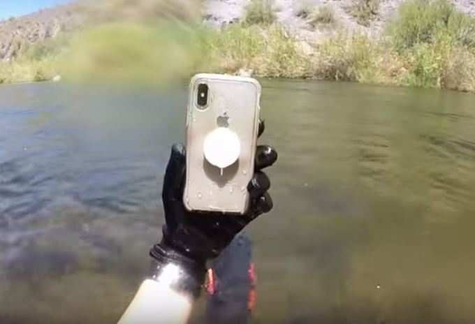 નદીમાંથી મળ્યો iPhone X
