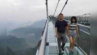 Skywalk Glass Bridge : 400 அடி உயர தொங்கும் கண்ணாடி பாலம் - தைரியம் இருந்தா நடங்க பாக்கலாம்..  !