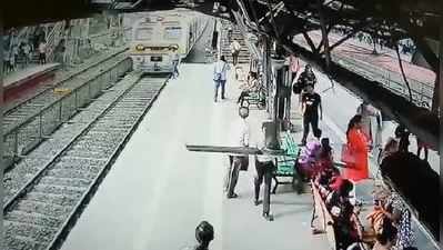 વીડિયો: મુંબઈના મલાડ સ્ટેશન પર ટ્રેન સામે કૂદીને શખસે કરી આત્મહત્યા