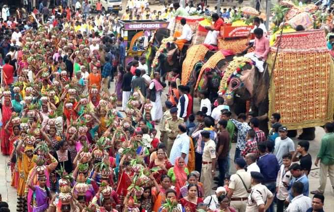 ગજરાજ જળ લઈ આવ્યા