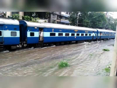 મુંબઈ: સાયન રેલવે સ્ટેશનમાં ભરાયું પાણી 