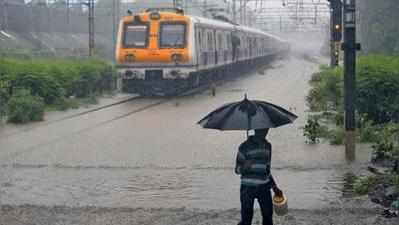 મુંબઈમાં ભારે વરસાદની આગાહી, વધુ બે દિવસ માટે રેલ વ્યવહાર ઠપ્પ થશે