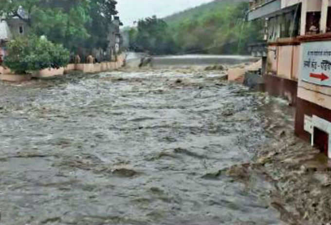 એસયુવી સાથે તણાયો યુવક