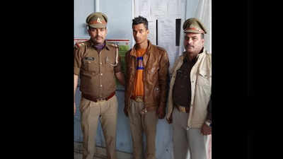 गर्लफ्रेंड को इंप्रेस करने के लिए पहनता था पुलिस की फर्जी वर्दी, धरा गया