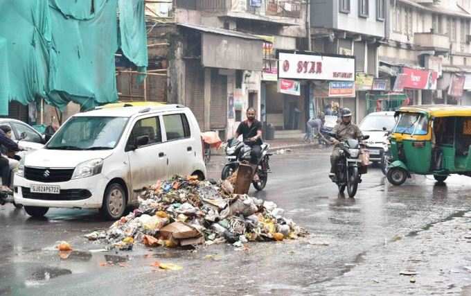 રસ્તા પર કચરાના ઢગ ખડકી દીધા