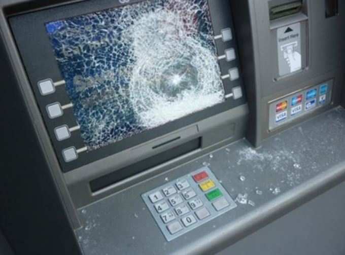 ATM તોડવા સળિયો લઈને આવ્યો ચોર