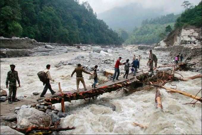 NDRFની ટીમો લાગી બચાવ કાર્યમાં