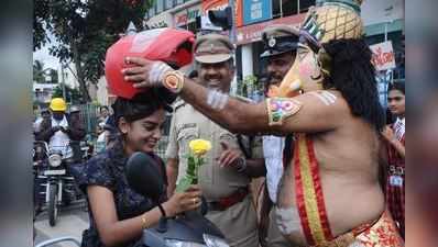 બેંગલુરુ: યમરાજ બાદ ગણેશજી સમજાવી રહ્યા છે હેલ્મેટ પહેરવાના ફાયદા