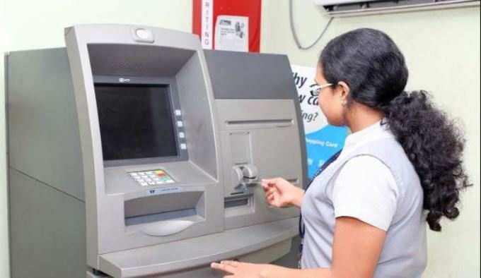 ATM બહાર જામી લોકોની ભીડ