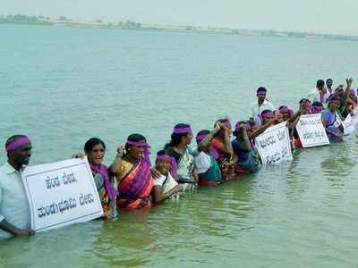 ಮದ್ಯ ನಿಷೇಧಿಸಲು ಆಗ್ರಹಿಸಿ ಕೂಡಲ ಸಂಗಮದಲ್ಲಿ ಜಲಸತ್ಯಾಗ್ರಹ