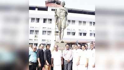 ಡಿಸಿ ಕಚೇರಿ ಎದುರು ಮಹಾತ್ಮಾ ಗಾಂಧಿ ಪ್ರತಿಮೆ ಅನಾವರಣ