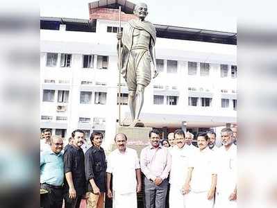 ಡಿಸಿ ಕಚೇರಿ ಎದುರು ಮಹಾತ್ಮಾ ಗಾಂಧಿ ಪ್ರತಿಮೆ ಅನಾವರಣ