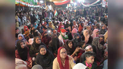 शाहीन बाग में प्रदर्शनकारियों के बीच बंदूक लेकर घुसा शख्स, लाशें गिराने की दी धमकी