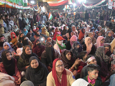 शाहीन बाग में प्रदर्शनकारियों के बीच बंदूक लेकर घुसा शख्स, लाशें गिराने की दी धमकी