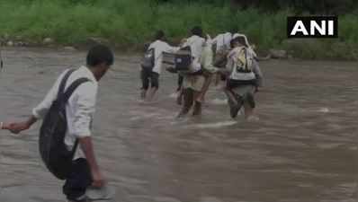નદી પર નથી બ્રિજ, આ રીતે જીવના જોખમે સ્કૂલ જાય છે બાળકો