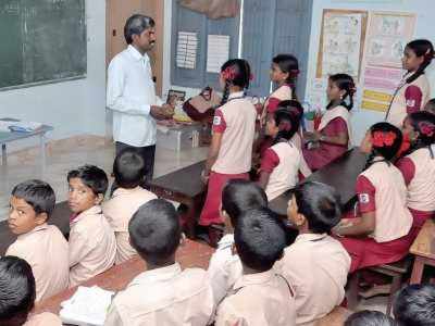 தாமதமாக பள்ளிக்கு வரும் ஆசிரியர்கள் மீது நடவடிக்கை.. கிருஷ்ணகிரியில் மட்டும் 400 ஆசிரியர்களுக்கு நோட்டீஸ்!