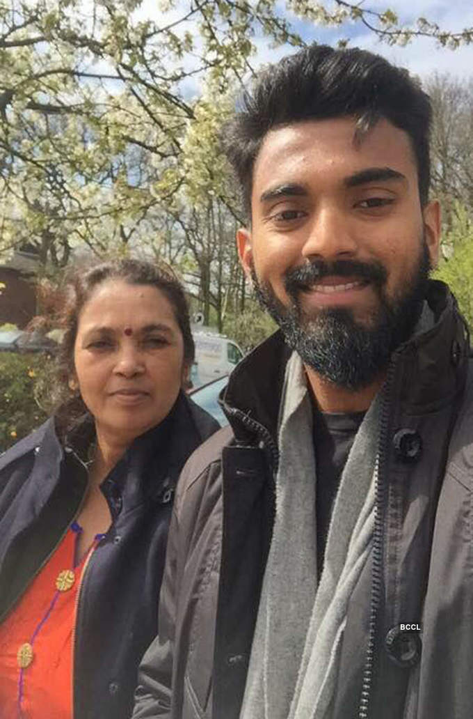 Cute pictures of Indian cricketers and their moms