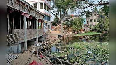 শহরের বুকে পুকুর ভরাট করে অবৈধ নির্মাণের অভিযোগ