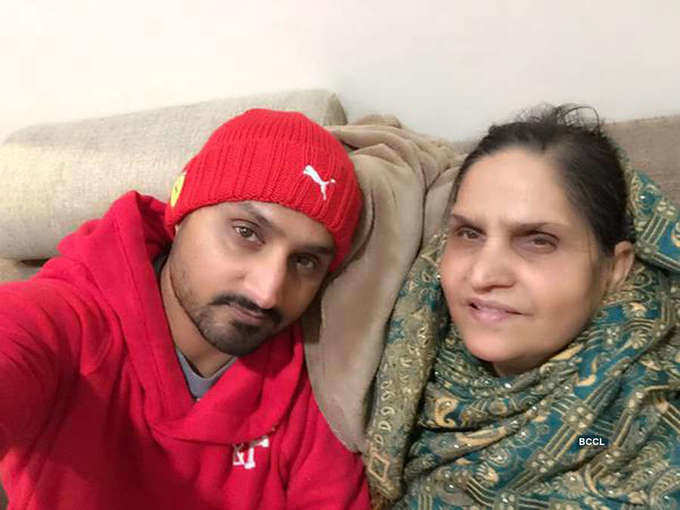 Cute pictures of Indian cricketers and their moms