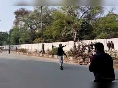 दिल्लीत जामिया विद्यापीठात अज्ञाताकडून गोळीबार; विद्यार्थी जखमी