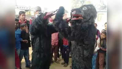 गांव में हजारों बंदरों का आतंक, बारी-बारी से भालू बनकर बंदर भगा रहे गांव के लोग