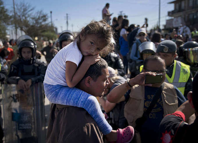 US agents fire tear gas to disperse migrants 