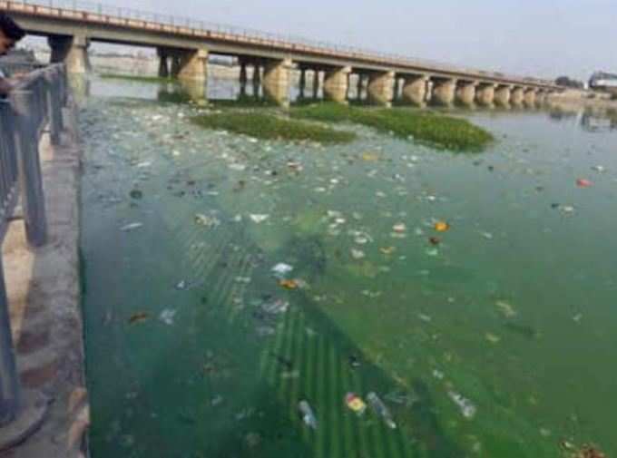 આવુ ઝેરી છે સાબરમતીનું પાણીઃ