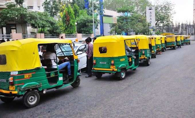 વિદ્યાર્થીઓને ડ્રાઈવર સીટ પર બેસાડ્યા