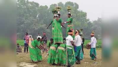 ধামসা-মাদলে আদিবাসী নৃত্যের প্রতিযোগিতা