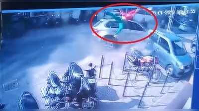 વડોદરાઃ BMW કાર ચાલકે યુવક-યુવતીને હવામાં ફંગોળ્યા