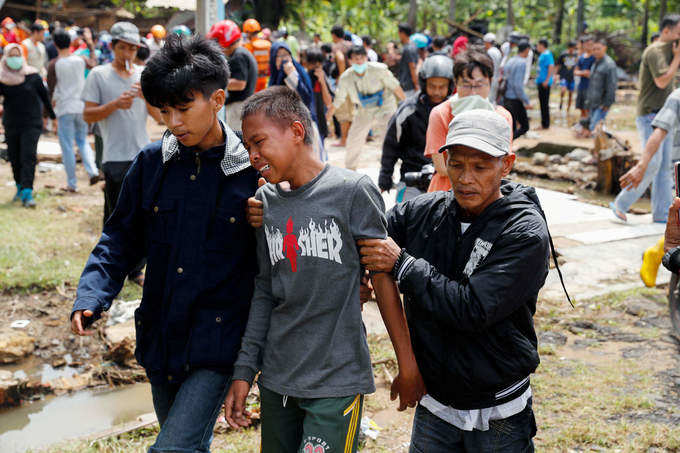 Hundreds killed by Indonesian tsunami