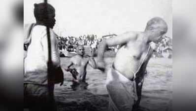 શું 1954ની આ તસવીરમાં જવાહરલાલ નેહરુ કુંભ સ્નાન કરી રહ્યા છે?