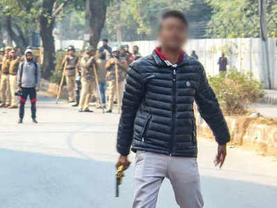 जामिया फायरिंग पर पुलिस की सफाई, कट्टा निकाला या मोबाइल समझ नहीं पाए