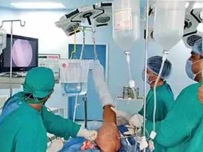 गुजरात: 30 बार अपनी जगह से हटी कंधे की हड्डी, सरकारी अस्पताल में 3-डी सर्जरी से हुआ इलाज