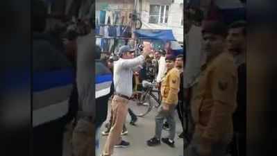 શુઝ વેચવા દુકાનદારે રસ્તા પર લગાવ્યા પાકિસ્તાન મુર્દાબાદના નારા, જુઓ વીડિયો