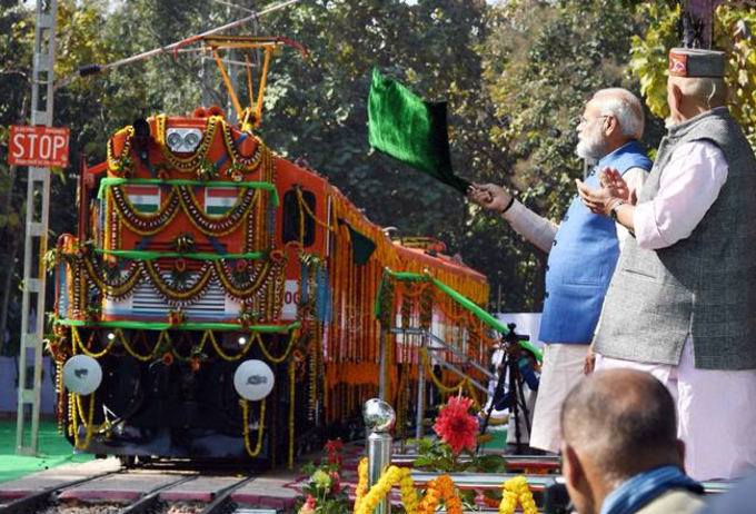 ડિઝલ-લોકોમોટિવ એન્જિનને લીલી ઝંડી દેખાડી