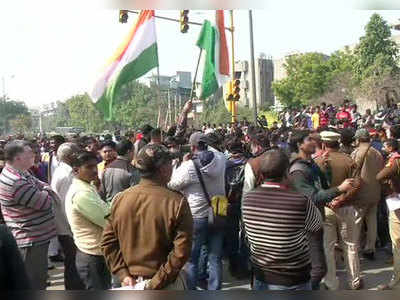 दिल्ली: शाहीन बाग आंदोलकांविरोधात नागरिक रस्त्यावर