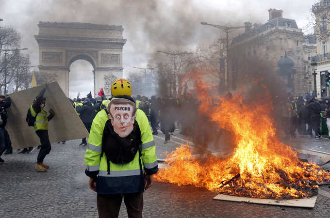 Yellow vest protests continue as demonstrators clash with police