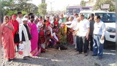 रस्त्यावरील खड्ड्यात वृक्षरोपण करीत गांधीगिरी