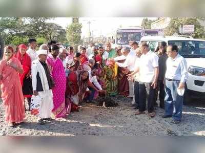 रस्त्यावरील खड्ड्यात वृक्षरोपण करीत गांधीगिरी