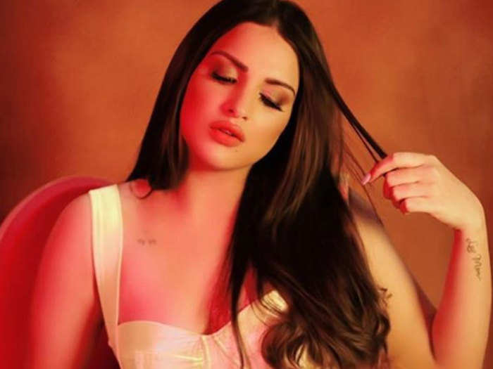 bigg boss 13 contestant himanshi khurana hot and bold pictures on instagram