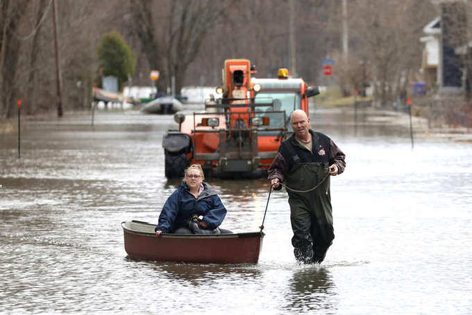 Massive floods in eastern Canada force evacuations