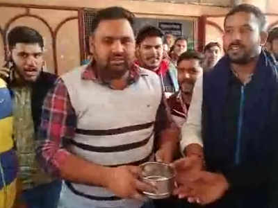 मेरठ: सीसीएस यूनिवर्सिटी में दलाल राज के विरोध में छात्रों ने मांगी भीख